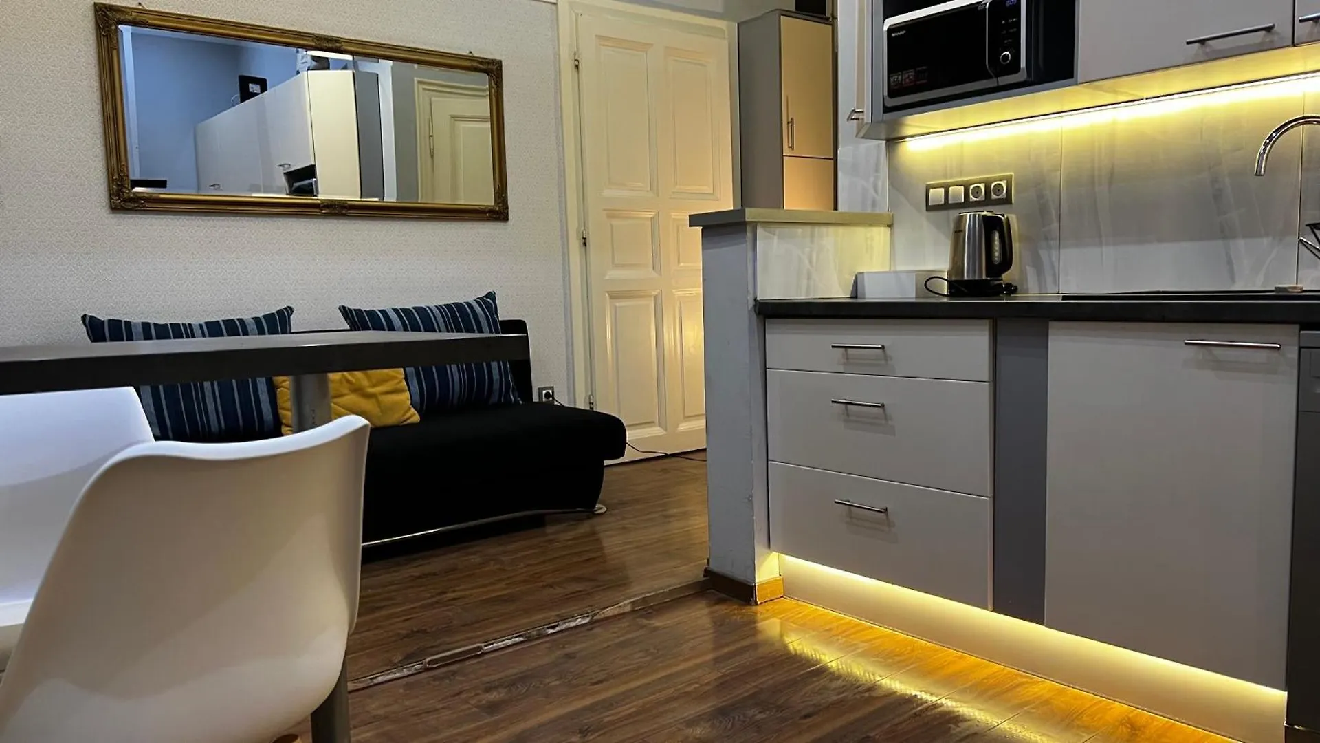 V6 Apartment By Small Home Budapesta